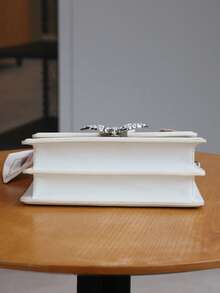 2026新款高品质时尚链条珍珠水钻蝴蝶通勤渐变鳄鱼纹压花小方包，奢华法式小众设计丝带斜挎单肩包 - 米色 - 查看 10