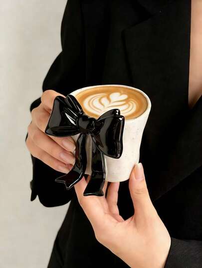 1个3D立体心形蝴蝶结陶瓷保温杯，泼墨蝴蝶拿铁保温杯，高端黑白3D立体蝴蝶结下午茶保温杯，时尚实用的心形情人节礼物，适用于餐厅、客厅、咖啡馆、送礼等场合