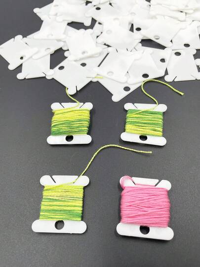 50 cuộn chỉ thêu màu trắng/gói, thích hợp để sắp xếp nhiều màu sắc, có rãnh bên hông giúp tránh bị tuột và thắt nút chỉ, có thể tái sử dụng, hiệu quả chi phí cao, tương thích với chỉ thêu, chỉ may, chỉ cotton, chỉ lụa và chỉ pha.