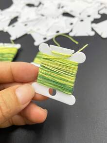 50 Stück robuste Kunststoff Wickelbretter, mit mittlerer Bohrung, können direkt mit Stangen oder Seilen zum Aufbewahren aufgefädelt werden. Geeignet für Handwerker, DIY, Stickerei/Nähbegeisterte, Designer und Studios, verwendbar für Stickgarn, Nähgarn, Wolle Aufbewahrung, ein unverzichtbares Aufbewahrungswerkzeug - Kleines weißes Wickelbrett - Übersicht 7