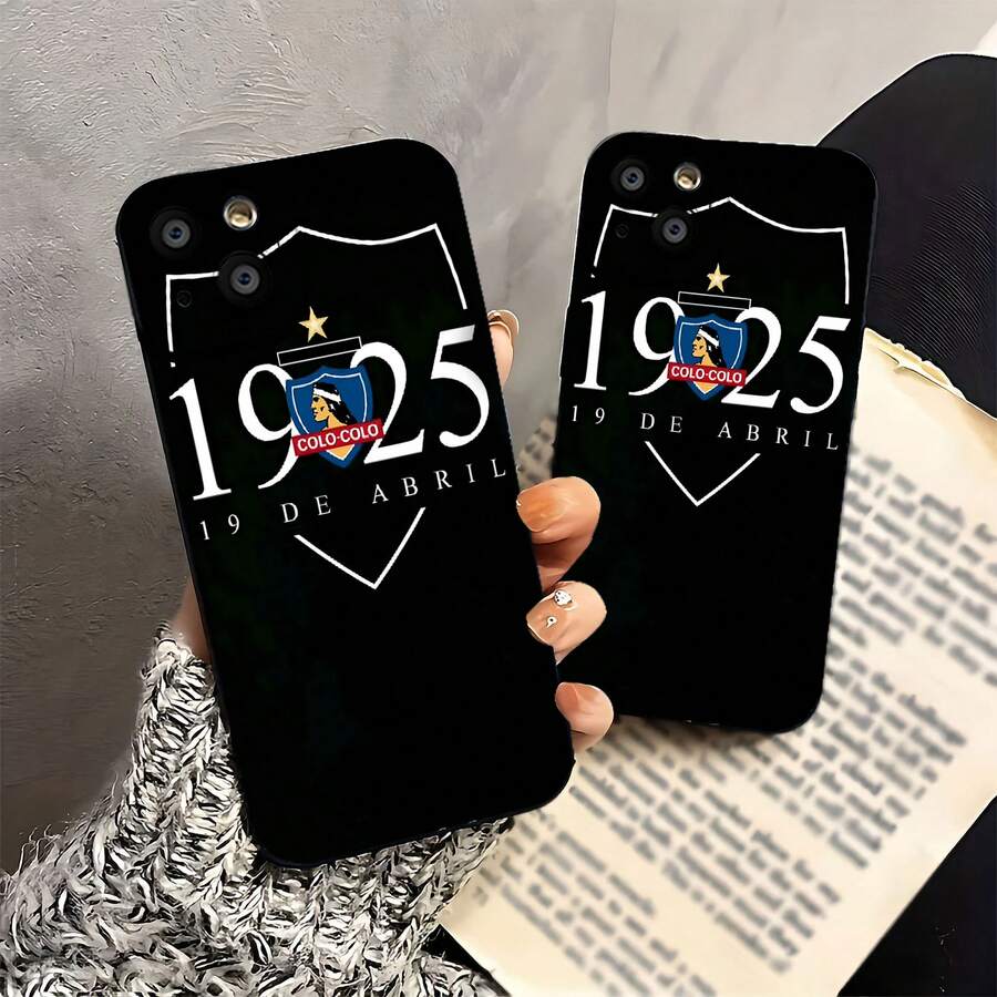 Emblema del Colo-Colo con fecha y nombre del equipo. Esta elegante funda es compatible con Samsung, Apple, OPPO, , etc. Fabricada en TPU flexible, resistente a golpes y arañazos, ofrece una excelente protección contra caídas y un agarre cómodo. Es un regalo ideal para familiares, amigos y seres queridos, y una opción perfecta para festivales. - Negro - Ver 1