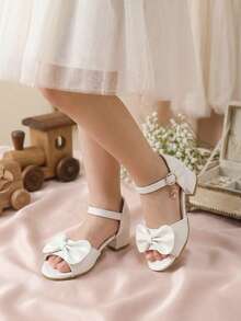 1 par de sandalias de tacón alto de verano para niñas, con decoración de lazo versátil blanco, hebilla, colgante de strass, tacón grueso, adecuado para fiestas, actuaciones escolares, combinar con atuendos, lazo versátil negro, rojo - Blanco - Ver 1