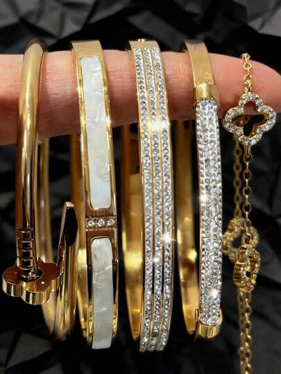 مجموعة أساور موضة من الفولاذ المقاوم للصدأ مطلية بالذهب عيار 18 قيراط: أساور زهرة خماسية الأوراق ثلاثية الأبعاد، أساور أذن زهرة رباعية الأوراق، أساور كريستال رباعية الأوراق عالية الجودة. مقاومة للماء والتلاشي، مناسبة للارتداء اليومي والحفلات والهدايا للأصدقاء والعائلة وأعياد الحب والميلاد وعيد الأب وغيرها من المناسبات.