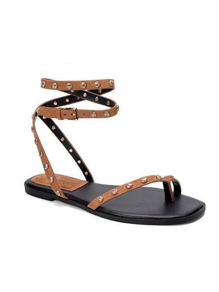 Sandálias rasteiras femininas de alta qualidade, modelo primavera/verão, com tachas, estilo punk, conforto boêmio para férias, trabalho e praia. - Camelo - Ver 2