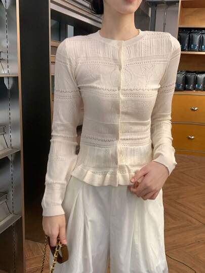 精致白色镂空长袖针织衫，独特设计，显瘦，适合秋季穿着，随机面料。