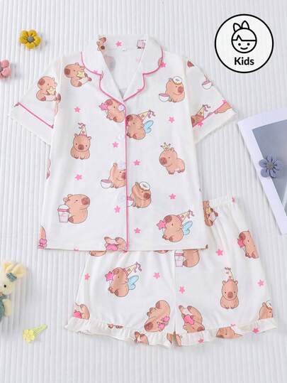 两件套儿童卡通小猪睡衣套装，夏季新款翻领短袖开衫搭配荷叶边短裤，可爱水豚和粉色星星印花，休闲舒适可机洗，适合儿童日常穿着、派对、度假和居家穿着。