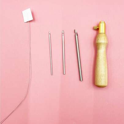 Bộ kim đục lỗ 3 chiếc cán gỗ tự nhiên, có thể thay thế, bao gồm các kích cỡ 1.5/2/3.5mm, trơn tru và không bị vướng, thích hợp cho thêu đục lỗ kiểu Nga, thêu nhung, thêu thảm và các kỹ thuật thêu đục lỗ khác. Có thể dùng để trang trí nhà cửa và làm quà tặng thủ công như tranh treo tường, gối tựa, đế lót ly và đồ trang trí.