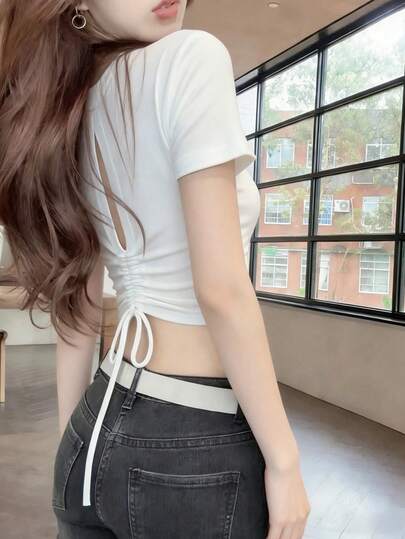 女士镂空抽绳短袖T恤，修身露脐上衣，适合夏季休闲穿着