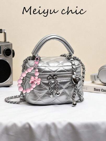 Diese neue, stilvolle, klassische, multifunktionale, wasserdichte PU Shopper-Tasche hat ein gestepptes Design, was sie leicht und einfach zu tragen macht. Sie hat einen Reißverschluss, ein herzförmiges Reißverschluss-Detail und kann als Umhängetasche/Münzbörse verwendet werden. Zusätzlich ist sie mit einem rosa Perlenanhänger verziert, was sie für verschiedene Anlässe wie Einkaufen, Reisen und den Arbeitsweg geeignet macht.