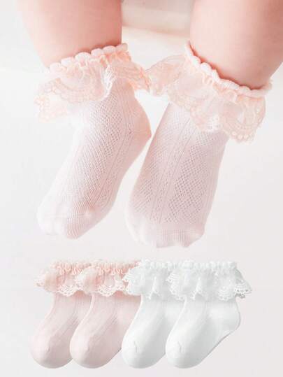 2 Paar Baby Socken, dünn und atmungsaktiv für Frühling und Sommer, mit Spitzenbesatz. Diese weichen und bequemen kurzen Socken in süßem Rosa und Weiß sind perfekt für den Alltag oder Partys und verleihen kleinen Mädchen einen prinzessinnenhaften Stil.