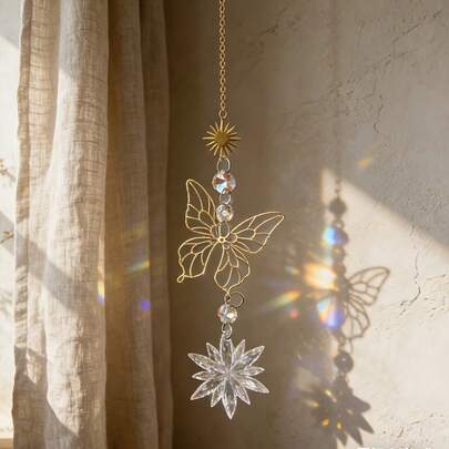 金属镂空蝴蝶阳光捕捉器，雪花水晶吊坠，窗户光影悬挂装饰品，阳光下折射出五彩斑斓的光点，家居庭院装饰