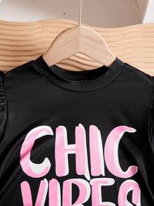 Girls' Chic Vibes Graphic Tee + Contrast Color Cargo Pants Set. The Outfit Features A Cropped Tee With "CHIC VIBES" Print And Puff Sleeves, Paired With High-Waisted, Relaxed-Fit Cargo Pants With Multiple Pockets And Contrast Trim, Perfect For Daily Wear, Dance Classes, And Hangouts With Friends. - Black - View 3