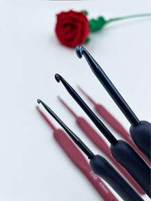 Soft Handle Crochet Hook Set, 3 Sizes 2.0/3.0/4.0mm, Red And Blue Colors Available, Suitable For Small Accessories, 3D Dolls, Coasters And Other Handmade Crafts, Home Crochet Hook Set - Soft-shank Crochet Hook 3-piece Set - View 2