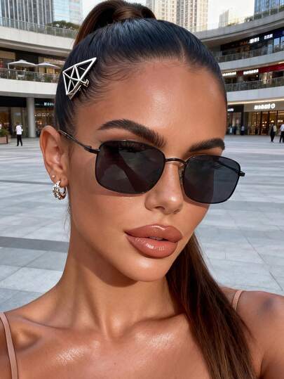 一副复古时尚矩形金属框眼镜，适合所有脸型，也适合返校、大学、校园等场合佩戴。