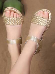 1 Pair Summer New Woven Vamp & Hook And Loop Design Gold Girls Open Toe Flat Sandals, Suitable For 3-15 Years Old Girls To Wear On Beach Vacation, Seaside, Summer Outing, Kindergarten Activities, Parent-Child Visits, Soft Bottom Casual Sandals - Gold - View 3