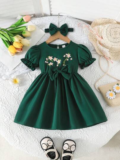 夏季甜美风女童绿色泡泡袖连衣裙，饰有精美花卉刺绣、蝴蝶结腰带和发饰，适合日常穿着、户外活动、生日派对、野餐等场合，展现柔美、精致、优雅的气质。