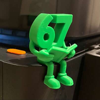 1 st kreativ dekorativ skulptur, formad som en person som läser med siffran 67, 3D-utskriven heminredningsfigur, lämplig för skrivbord, tillämpbar i olika scenarier, en utmärkt present