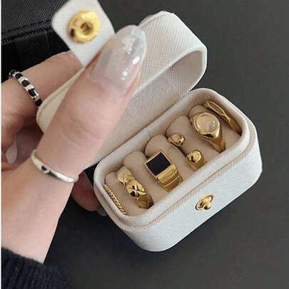 1 Caja de almacenamiento de joyas de cuero portátil y sencilla para viajes, una caja de almacenamiento de joyas portátil y para viajes para aretes, anillos, collares y empaque de regalos, adecuada para exhibir anillos, collares, aretes y envolver regalos, regalos del Día de San Valentín, decoraciones navideñas, decoraciones de dormitorio, decoraciones de habitación para dormitorios, regalos de Navidad, decoraciones navideñas, decoraciones navideñas para el hogar