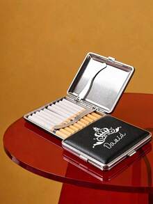 1个可定制刻字真皮香烟盒，个性化便携式香烟收纳盒，可定制男士礼物，尺寸9.8x9.5厘米，重量86克，两种款式可选：橡皮筋/铁夹，Y2K风格，适合送给他、朋友、情侣、男友、丈夫、爸爸、爷爷、同事、家人。 - 風格A - 查看 5