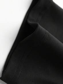 这款女童短袖T恤采用鲜艳的字母印花设计，搭配柔软的圆领，是一款休闲的黑色圆领T恤。 - 黑色 - 查看 5