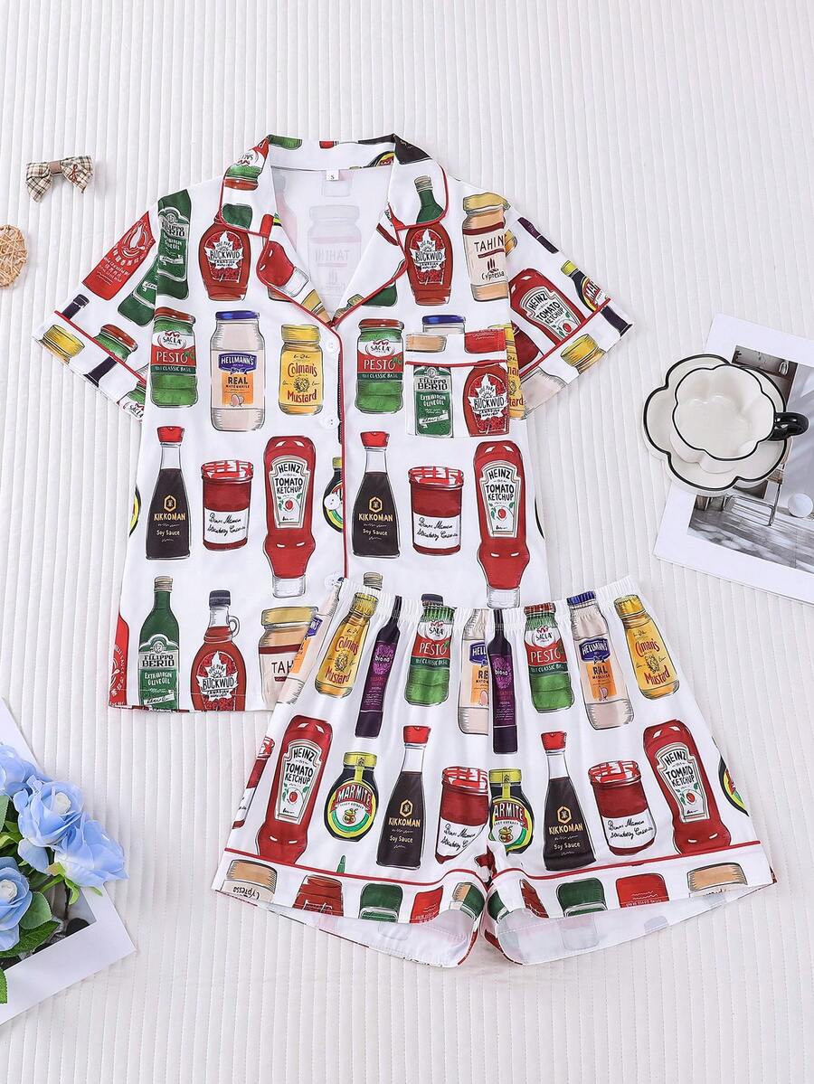 Bộ đồ ngủ trẻ em 2 món in hình chai tương ớt, áo tay ngắn có cổ và quần short, dễ thương và thoải mái cho cả bé trai và bé gái, phù hợp cho mọi mùa, dự tiệc và mặc thường ngày.