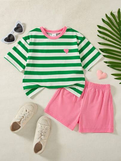 Bộ 2 món cho bé gái, áo tay raglan in họa tiết kẻ sọc và quần short màu trơn, thích hợp cho mùa xuân/hè.