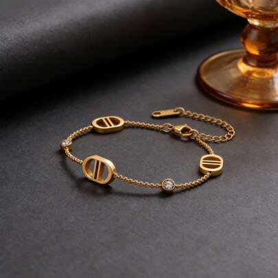 女士时尚双D字母手链，不锈钢防水饰品，适合日常佩戴和聚会场合，是送给女性的绝佳礼物。