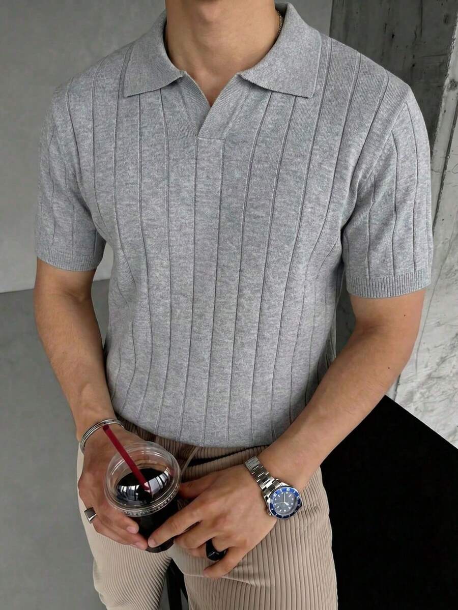 男士灰色竖条纹针织Polo衫，V领开襟设计，透气吸湿，轻盈舒适，适合成熟商务休闲场合，短袖款式，夏季通勤穿着。 - 灰色 - 查看 1