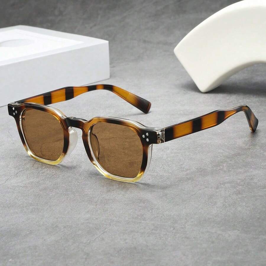 1 chiếc kính gọng nhỏ hình oval unisex chất lượng cao, thiết kế tối giản, phù hợp cho các dịp thường ngày, du lịch, dự tiệc, đi biển và sử dụng hàng ngày. - Gọng kính màu vàng đồi mồi với tròng kính màu nâu. - Xem 1