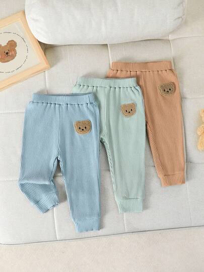 Bộ 3 quần legging cotton trơn màu, chất liệu dệt kim, họa tiết gấu bông, co giãn, dành cho bé trai. Kiểu dáng giản dị, thoải mái, dễ thương và đa năng, phù hợp cho mọi mùa, hoàn hảo cho những buổi đi chơi hàng ngày và mặc ở nhà.