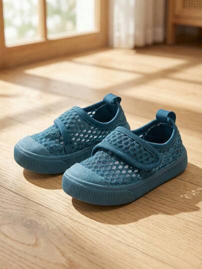 1 đôi giày thể thao cổ thấp thoáng khí màu xanh dương cho bé trai, chất liệu lưới, thích hợp để mang ngoài trời vào mùa xuân/hè.