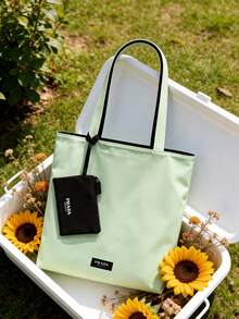 Prada Túi đeo vai màu xanh lá cây và đen chất liệu vải. Túi đựng mỹ phẩm, túi tote vải bố. Thời trang Xuân Hè 2026 mới. Vật dụng cần thiết khi đi du lịch. Túi tote dung tích lớn với ngăn đựng thẻ nhỏ. Thích hợp sử dụng hàng ngày hoặc làm quà tặng dịp lễ. - Đen và xanh lá cây - Xem 9