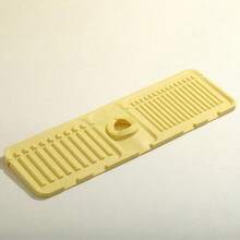 Protector contra salpicaduras de silicona para fregadero, con diseño inclinado para desviar el agua, base antideslizante grande para proteger el grifo, bandeja de goteo fácil de limpiar, apto para fregaderos de cocina, tocadores de baño, lavaderos, caravanas y talla grande, accesorio esencial y decorativo práctico para el hogar y el baño. - Multicolor - Ver 11