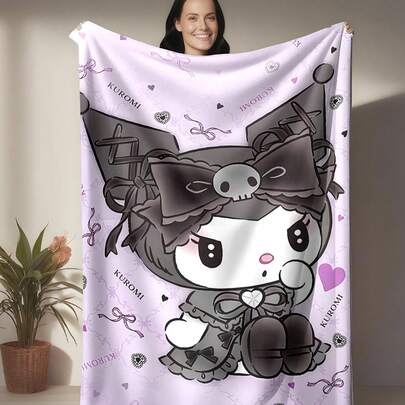 SANRIO 库洛米主题法兰绒毯，浅紫色底色，饰有蝴蝶结、骷髅头等标志性元素，可爱又前卫，兼具装饰性和实用性，适合作为礼物或家居装饰，可用作披毯、空调毯、沙发毯，非常适合沙发、卧室、露营、旅行，实用且具有纪念意义。