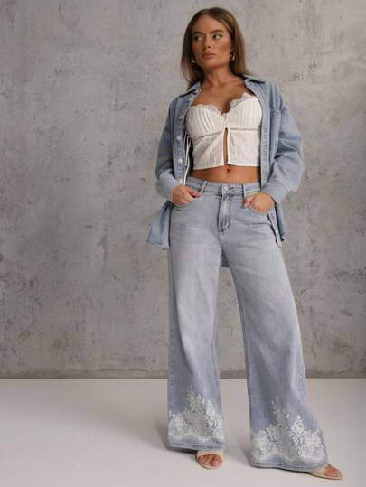 Jeans di denim casual da donna con tasche inclinate, effetto lavato e stampa in pizzo finta