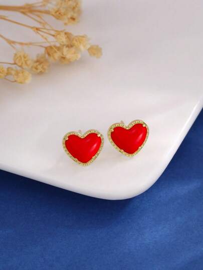 一对奢华小巧的十字架锆石耳钉，百搭优雅，日常佩戴和通勤首选