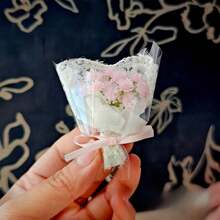 仿真满天星花束；清新风格，7种颜色可选（粉色/紫色/黄色/蓝色/白色/红色/浅紫色），迷你锥形花束，花头饱满，丝带扎制，精美包装，装饰配件，节日礼物，微缩场景装饰，桌面摆件，适用于圣诞节、教师节、情人节、毕业季、母亲节、复活节、手工活动等场合。 - 彩色 - 查看 6