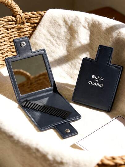 CHANEL Bộ trang điểm mini cao cấp màu xanh da trời nhạt, kèm lược và gương gấp.