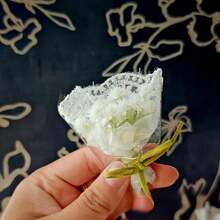 仿真满天星花束；清新风格，7种颜色可选（粉色/紫色/黄色/蓝色/白色/红色/浅紫色），迷你锥形花束，花头饱满，丝带扎制，精美包装，装饰配件，节日礼物，微缩场景装饰，桌面摆件，适用于圣诞节、教师节、情人节、毕业季、母亲节、复活节、手工活动等场合。 - 彩色 - 查看 7