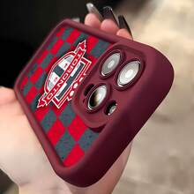 Logotipo del Toronto FC sobre fondo a cuadros. Esta elegante funda es compatible con Samsung, Apple, OPPO, , etc. Fabricada en TPU flexible, resistente a golpes y arañazos, ofrece una excelente protección contra caídas y un agarre cómodo. Es un regalo ideal para familiares, amigos y seres queridos, y una opción perfecta para festivales. - Burdeos - Ver 5