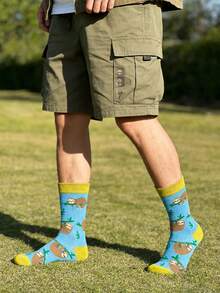 1双蓝色懒惰卡通树懒图案男士中筒袜。采用柔软弹性面料制成，适合夏季休闲穿着。可爱袜子，趣味配饰，梦幻设计，舒适贴合，俏皮风格。 - 彩色 - 查看 1