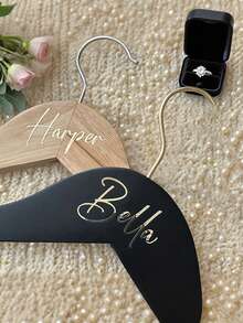 个性化定制姓名贴纸 | 防水乙烯基贴纸,创意手写艺术字体,适用于婚礼伴娘礼物、生日派对装饰 | 适用于车身、引擎盖、窗户、店面、踏板车、头盔等 – 可定制团队名称、活动装饰、派对礼品、时尚字体、手写设计、不干胶标签、贴纸、装饰贴纸、个性化标签、派对组织者、婚礼策划师 - 彩色 - 查看 10