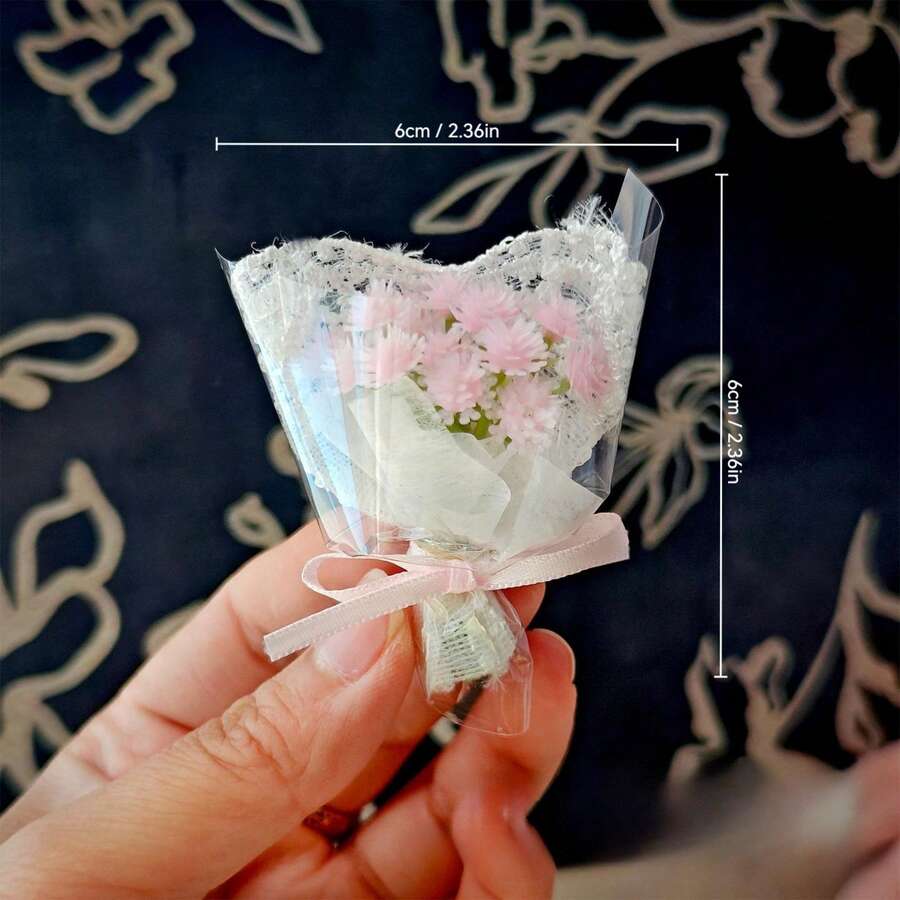 仿真满天星花束；清新风格，7种颜色可选（粉色/紫色/黄色/蓝色/白色/红色/浅紫色），迷你锥形花束，花头饱满，丝带扎制，精美包装，装饰配件，节日礼物，微缩场景装饰，桌面摆件，适用于圣诞节、教师节、情人节、毕业季、母亲节、复活节、手工活动等场合。