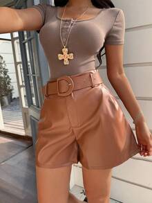 EARO Chic - Món đồ thiết yếu cho kỳ nghỉ hè sành điệu | Quần short da nữ màu nâu cạp cao với thắt lưng buộc, dáng chữ A, tôn dáng và đa năng cho tiệc bãi biển. - màu nâu - Xem 1
