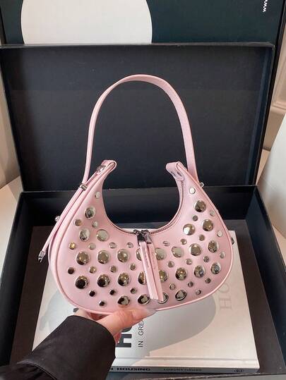 1个粉色仿皮金属铆钉装饰新月形腋下包，拉链封口，时尚款式