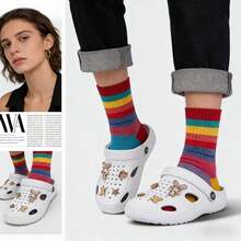 Sandalias tipo zueco de moda para mujer, Chanclas Para Mujer,tipo zuecos para adultos, cómodas y transpirables, perfectas para actividades diarias como pasear por casa, hacer las tareas del hogar, ir al jardín o dar un paseo corto. También son ideales para usar en condiciones de humedad como la playa, la piscina e incluso para trabajos que requieren estar de pie durante largos periodos.mientras que la correa ajustable facilita un calce cómodo y práctico.Pequeños accesorios metálicos en la parte superior del zapato (Emparejamiento aleatorio) - Blanco - Ver 4