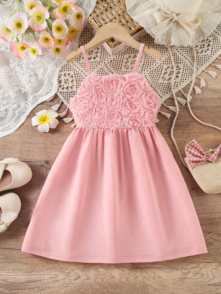 少女休闲简约风多巴胺装扮，可爱风格3D立体花卉设计吊带粉色连衣裙，春夏款