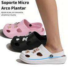 Sandalias tipo zueco de moda para mujer, Chanclas Para Mujer,tipo zuecos para adultos, cómodas y transpirables, perfectas para actividades diarias como pasear por casa, hacer las tareas del hogar, ir al jardín o dar un paseo corto. También son ideales para usar en condiciones de humedad como la playa, la piscina e incluso para trabajos que requieren estar de pie durante largos periodos.mientras que la correa ajustable facilita un calce cómodo y práctico.Pequeños accesorios metálicos en la parte superior del zapato (Emparejamiento aleatorio) - Blanco - Ver 10