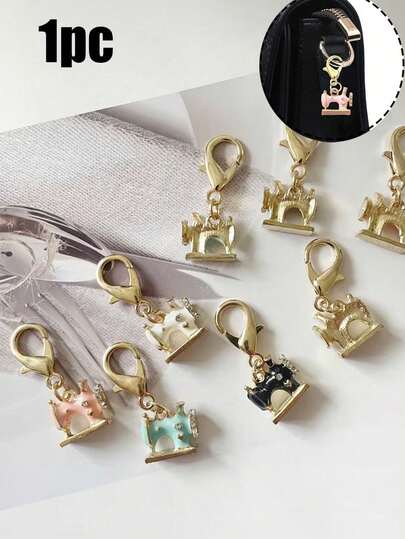 1 pieza Colgante de máquina de coser de aleación creativa incrustada con diamante de imitación, pequeños artículos de simulación con cierre de langosta, elegante adorno para automóvil, accesorio para bolso, colgante para mochila, llavero para bolso, decoración DIY, construcción de aleación de zinc resistente, ligero pero resistente, para decorar mochilas, bolsos, fundas de teléfono, para amigos, familiares, regalo del Día de San Valentín, Año Nuevo