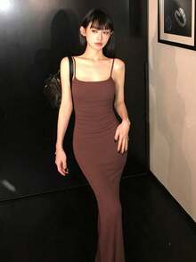 性感褶皱露背镂空修身吊带连衣裙，女士夏季优雅之选 - 巧克力棕 - 查看 3